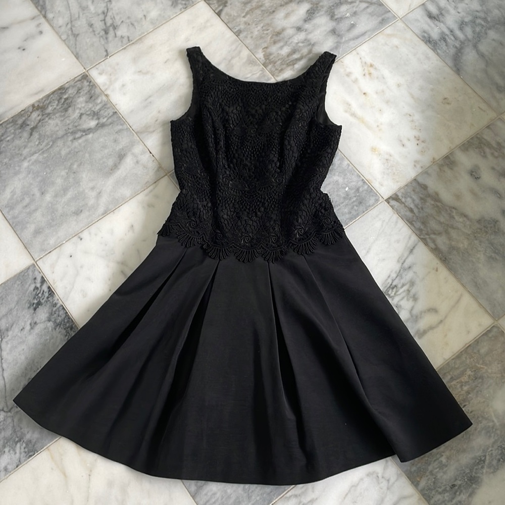 This 👗reminds me of Breakfast at Tiffany’s!🥰lace bodice satin lined &pockets.